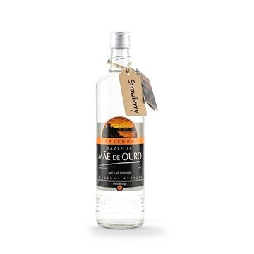草莓浸泡的 Mae de Ouro Cachaca