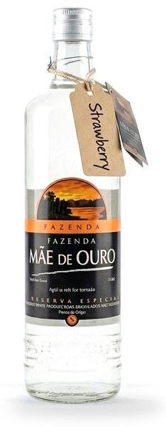 草莓浸泡的 Mae de Ouro Cachaca