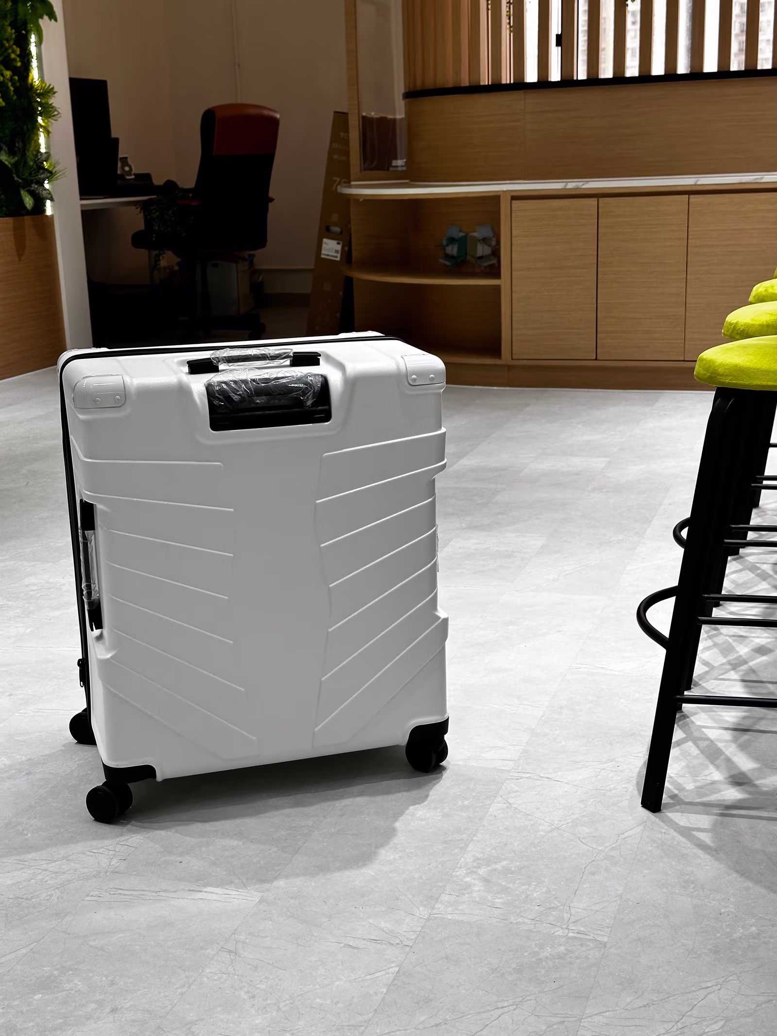 The new Bengle suitcase at an angle