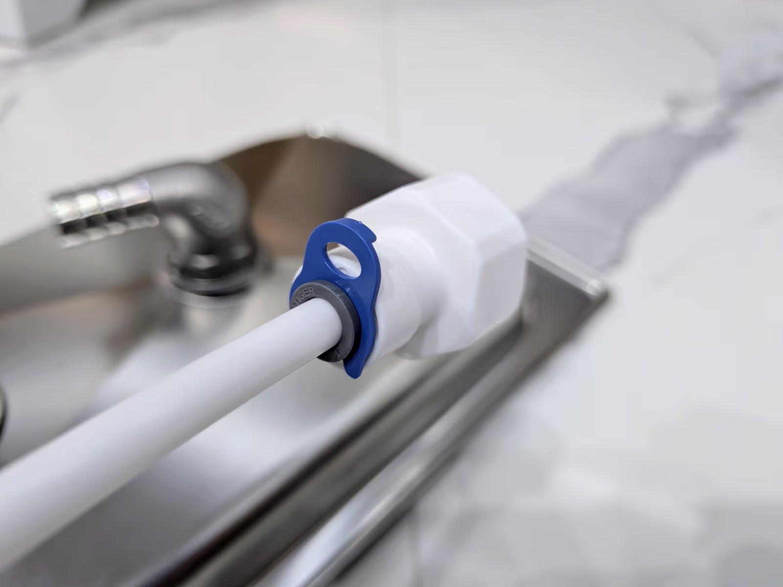 Einbaubarer Spüler von Decent mit blauer Arretierung