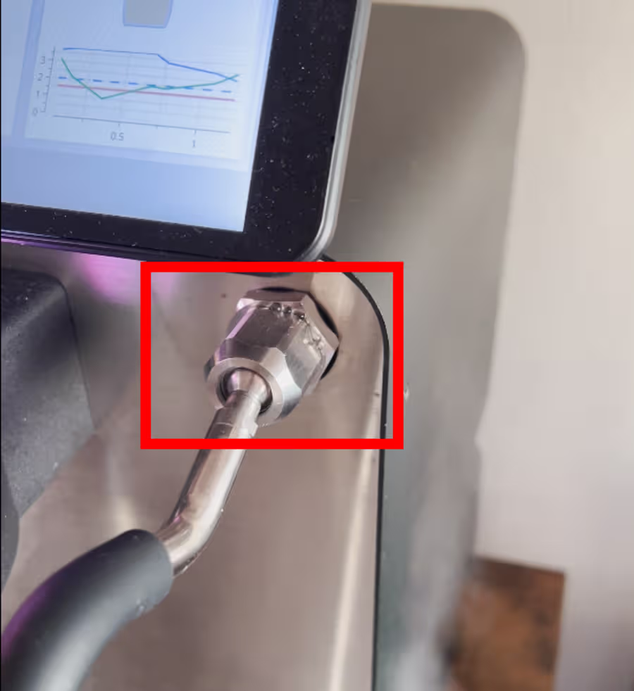 Fuga en la tuerca de la rótula de la varilla de vapor