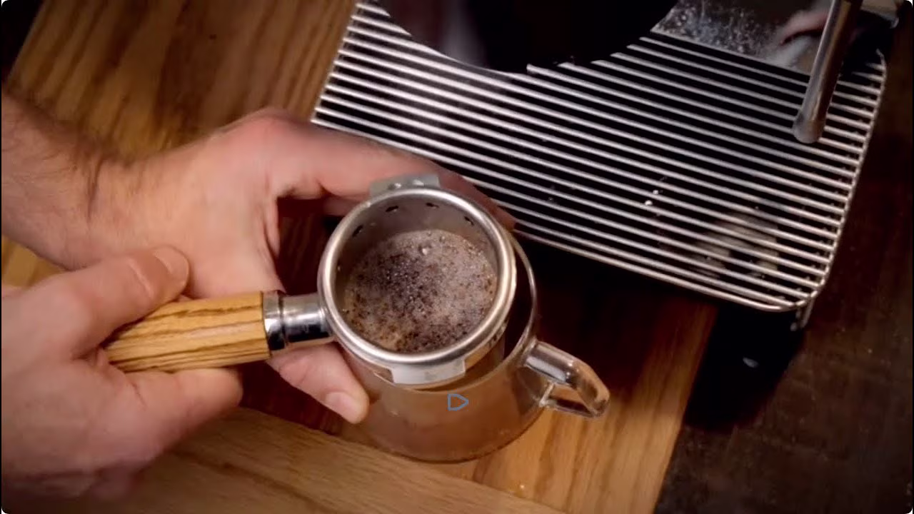 سكوت راو يصنع قهوة فلتر3