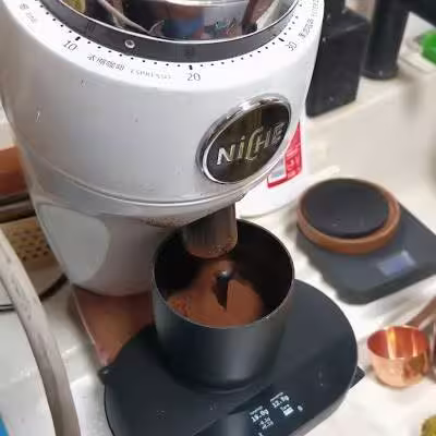 使用 Niche 和 Decent 薄款蓝牙秤进行定量研磨演示