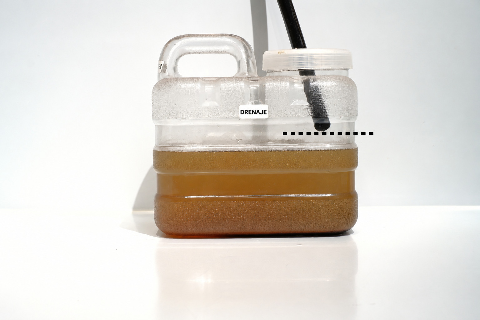 Tubo de drenaje en la botella con agua sucia